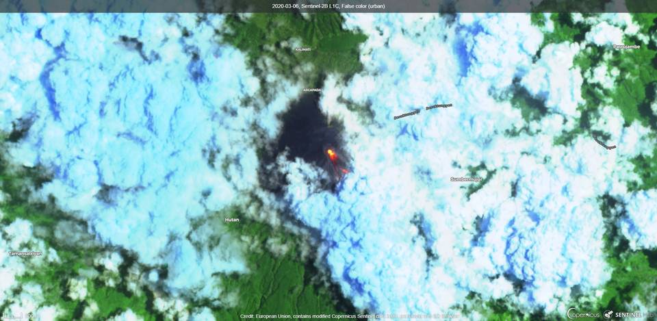 Lava flows on the south flank on Semeru volcano (image: Sentinel 2)