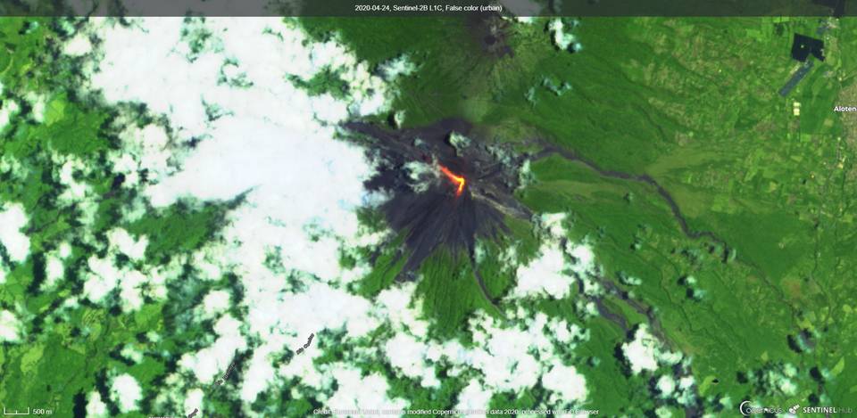 Two lava flows from Fuego volcano visible from satellite (image: Sentinel 2)