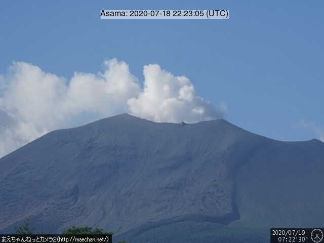 White plume rising from Asama volcano on 19 July (image: Asama live)