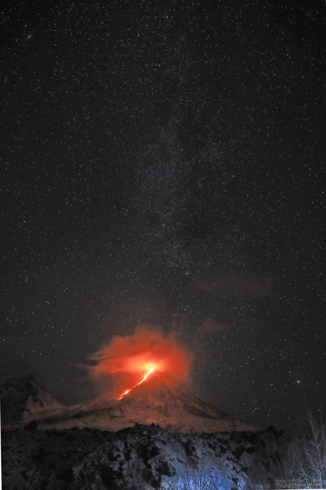 Steaming glow and the lava flow from Klyuchevskoy volcano (image: Yury Demianchuk/volkstat.ru)