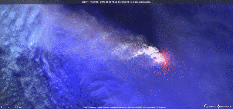 The satellite image shows a very high thermal anomaly associated with increasingly larger plume from  Klyuchevskoy volcano (image: Sentinel 2)