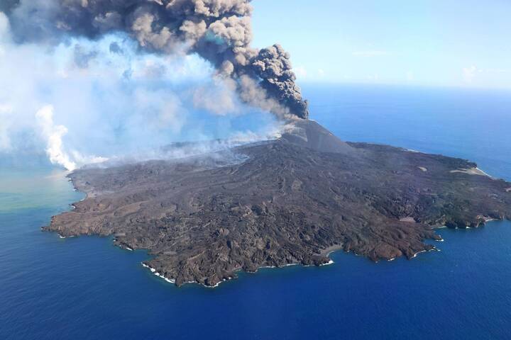 Nishino-shima Volcano (Volcano Islands, Japan): Effusive-explosive