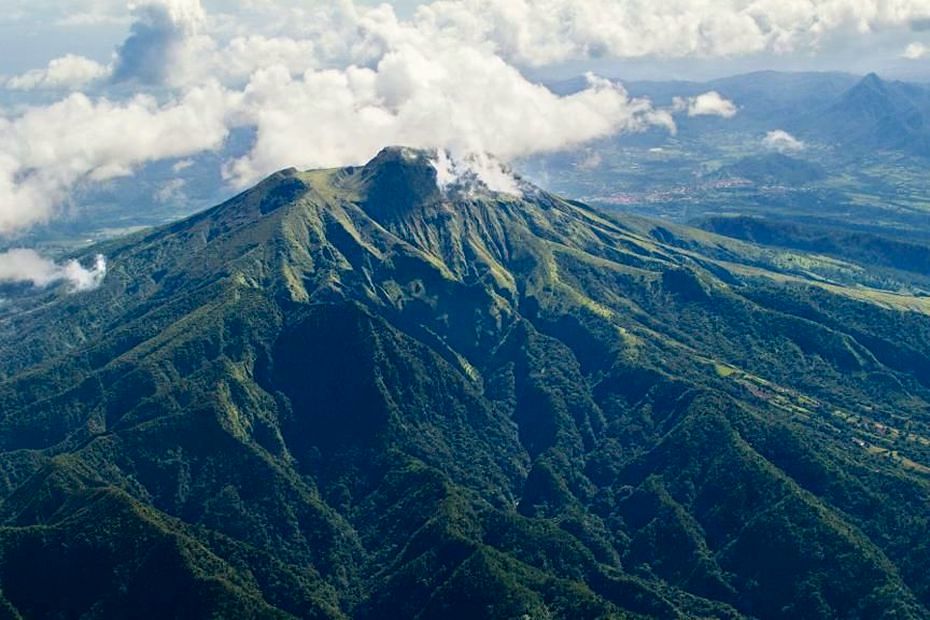View of the summit of Pelée with the 1929-32 lava dome. Credit: Martinique Natural Park.