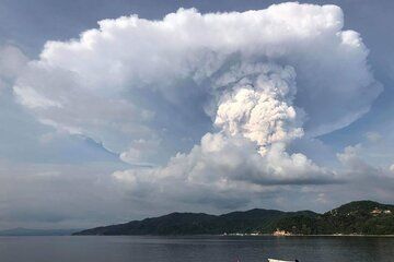 Steam-rich eruption plume. Credit: Danny Ocampo.
