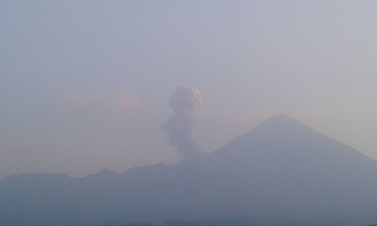 An explosion from Santiaguito volcano with Santa Maria in the background (image: INSIVUMEH)