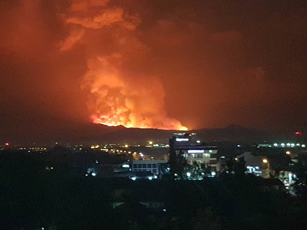 Eruption illuminates sky over Goma city (image: @imfuraluc01/twitter)