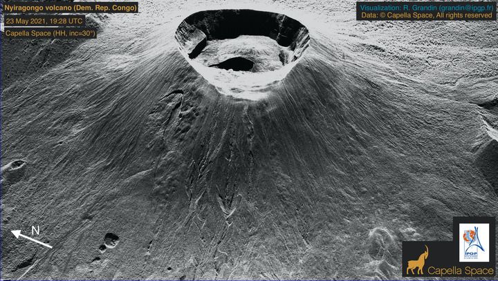 Ultra-high resolution satellite image of the volcano's summit crater from 23 May (image: @capellaspace/twitter)