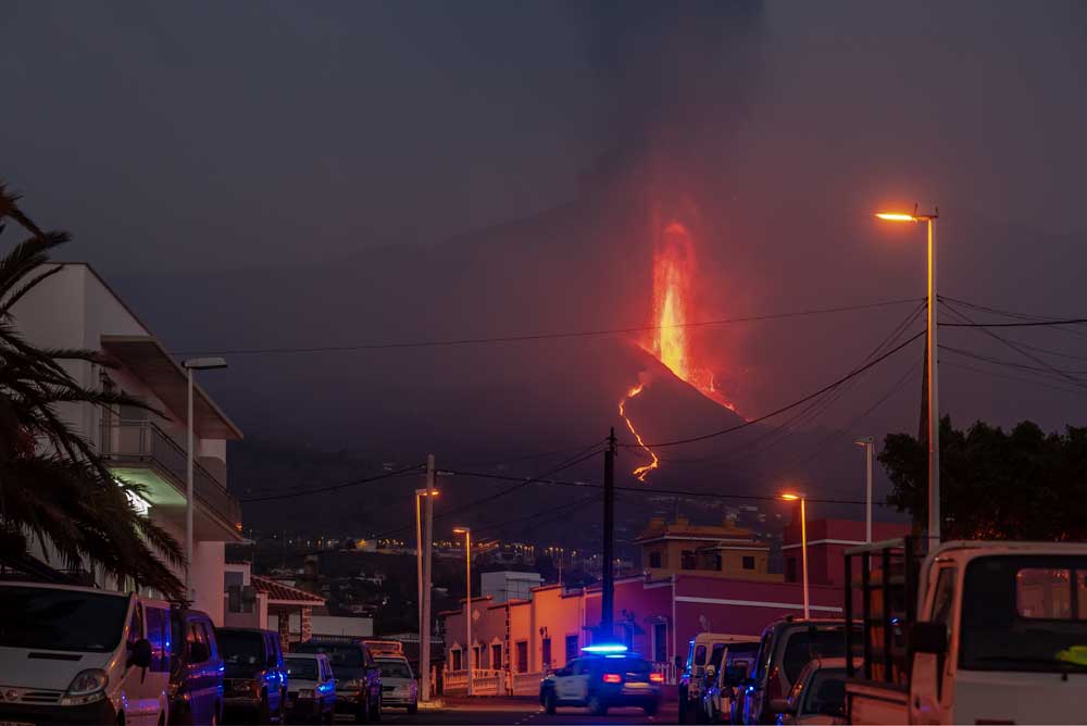 Lava fountain at La Palma last night (image: Tom Pfeiffer / VolcanoDiscovery)