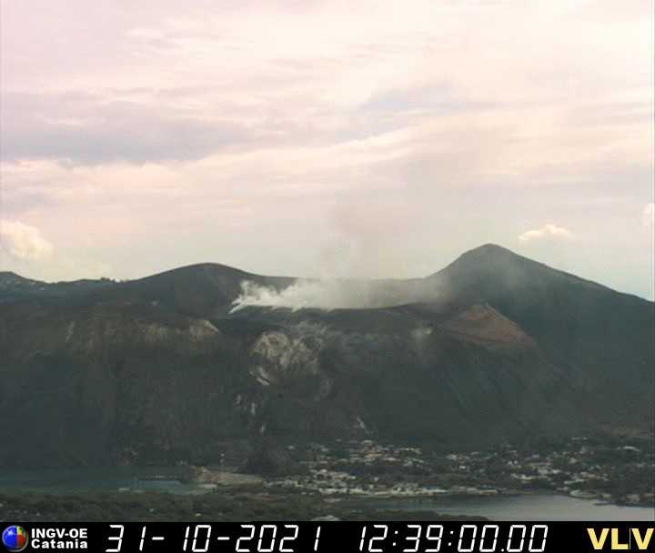 Vulcano's main crater Fossa today (image: INGV Catania webcam)