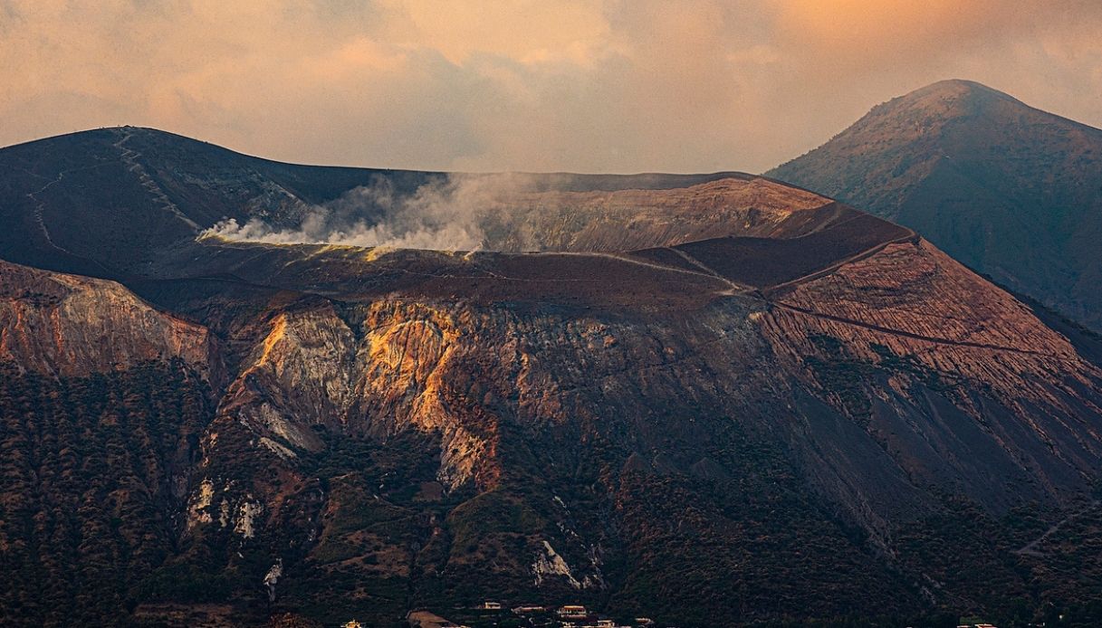 Sulfur emissions have been escaping from Vulcano (image: @mondoterremoti/twitter)