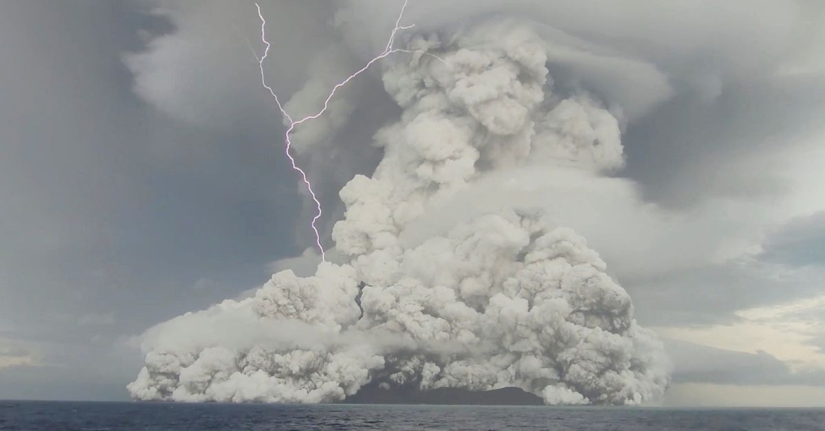 Eruption at Hunga Tonga-Hunga Ha'apai volcano accompanied with lightning (image: Reuters)