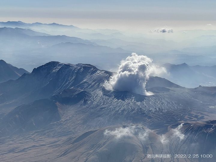 Aso Volcano (Kyushu Isl., Japan): Dense gas and Steam Plumes Today