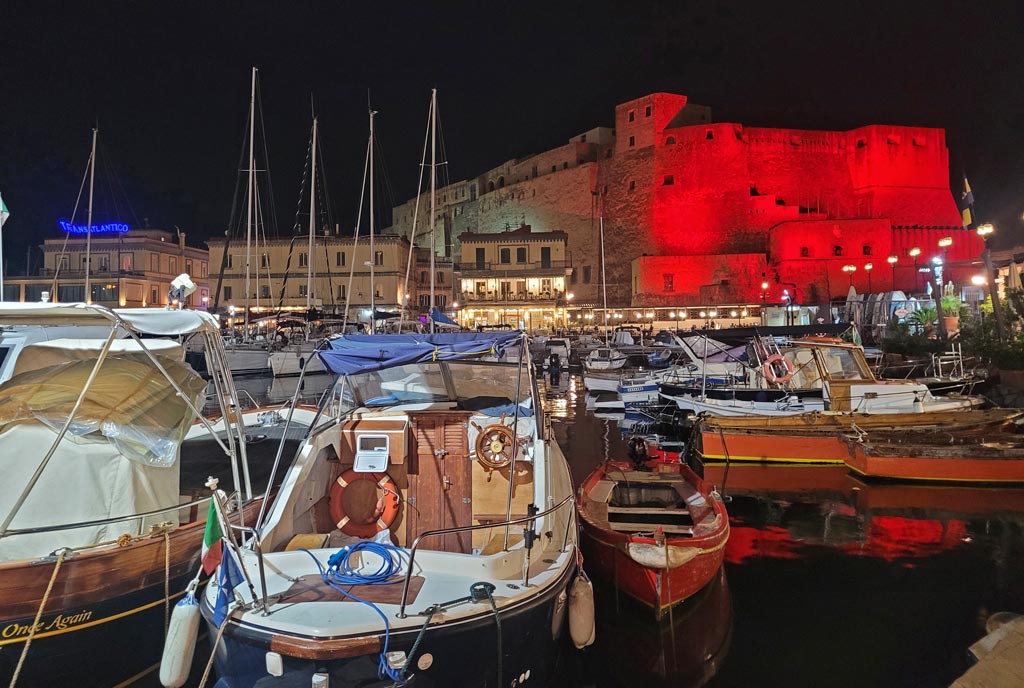Evening mood at the Castel dell'Ovo in Naples before dinner