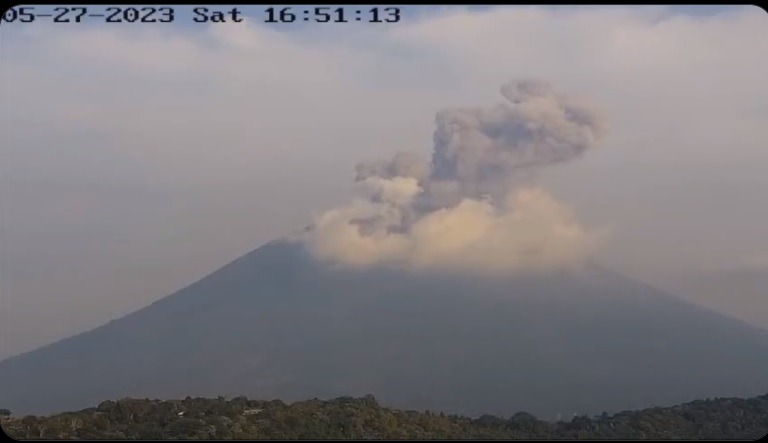 The explosion from San Miguel volcano on 27 May (image: Ministerio de Medio Ambiente)