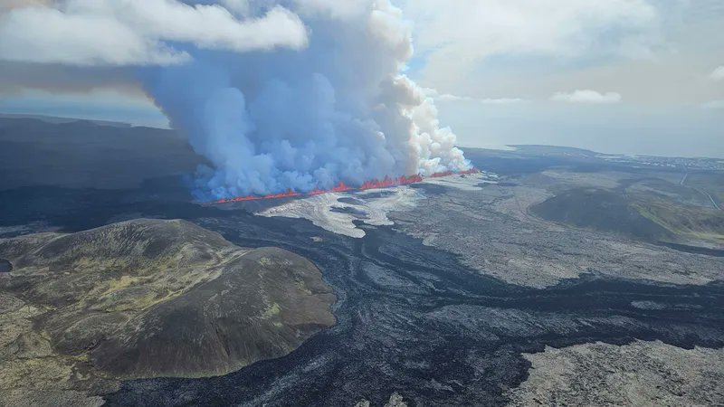 Luftfoto af den eruptive sprække (billede: @Icevolcanx/X)