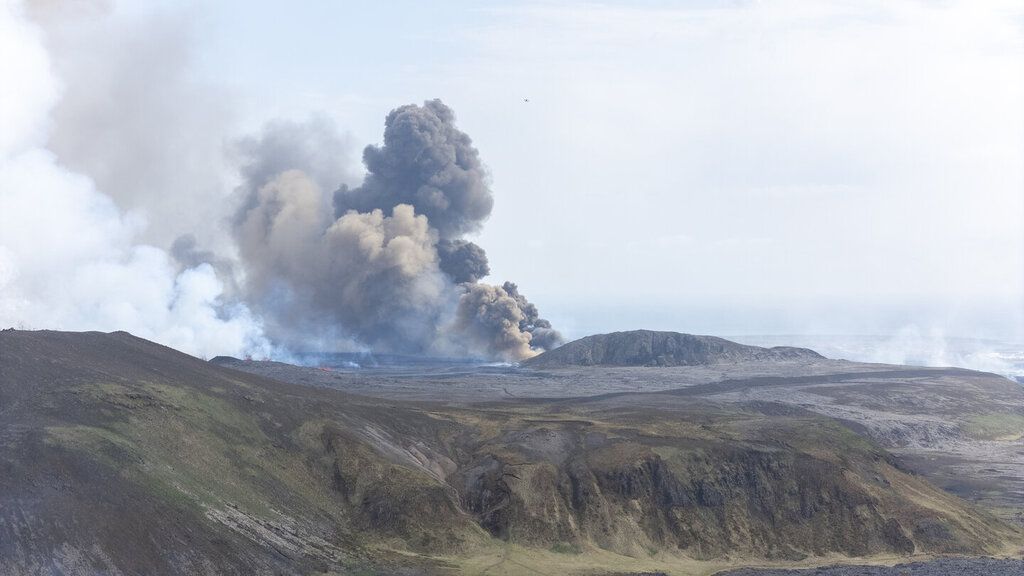 Den phreatomagmatiske eksplosion fra den eruptive fissur (billede: @RUVfrettir/X)