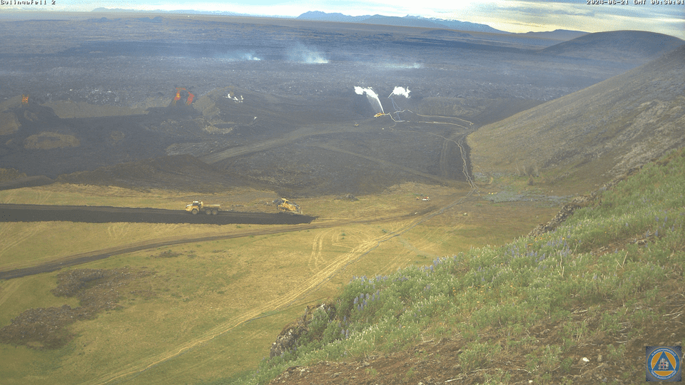 Et webcam-billede fra Public Safetys webcam ved Sýlingarfell fanger de tre lavaoverløb, der flyder over barrieren, med maskineri, der arbejder på at begrænse lavastrømmen (billede: IMO)