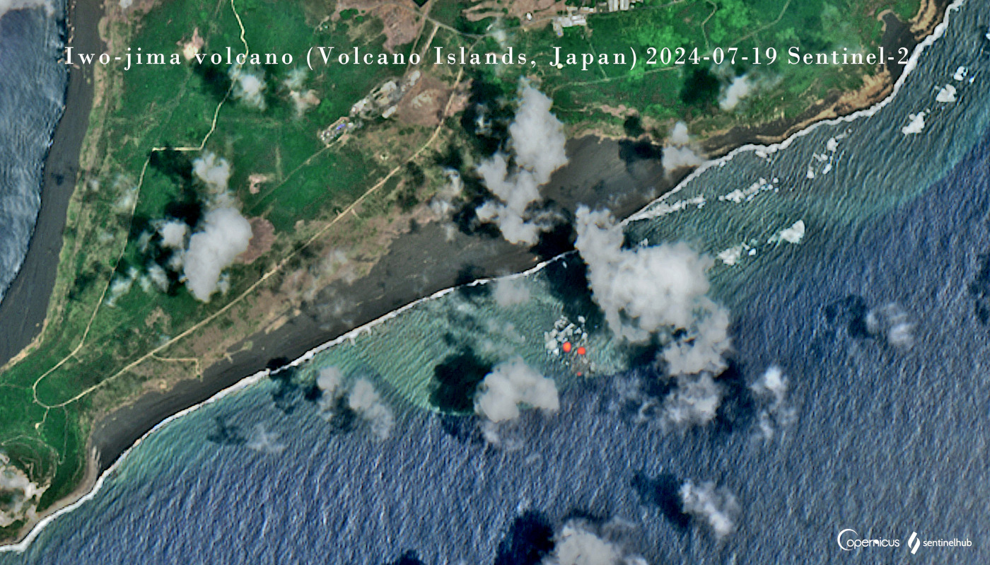 The thermal anomaly on the south of the island suggests the new submarine activity at Iwo-jima volcano (image: Sentinel-2)