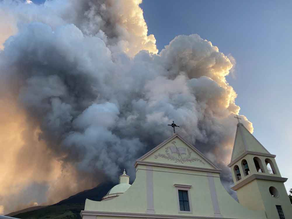 Ash plumes over Stromboli seen from the church of S. Vincenzo (image: Francesca Utano)