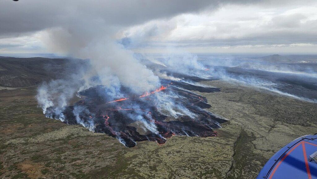 En helikopter gav indsigt i den eruptive sprække og flere lavastrømme observeret i dag (billede: IMO)