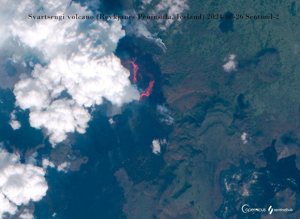 To lavastrømme siver ud fra sprækken (billede: Sentinel-2)