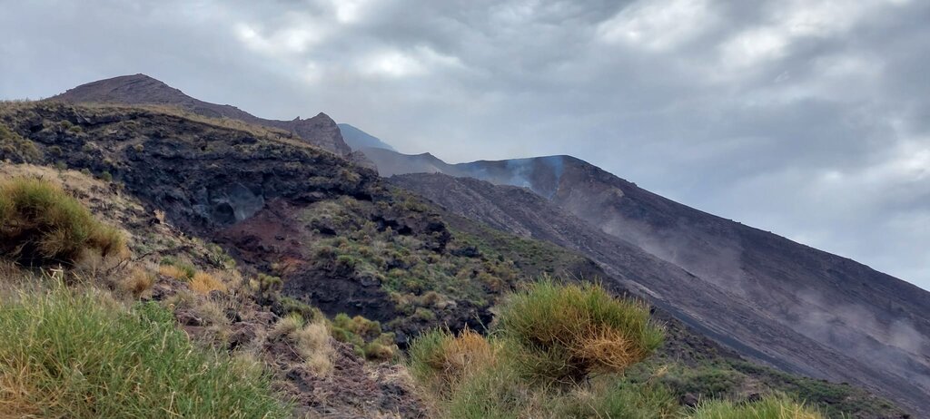The North Crater area this afternoon (image: Martin Kelko/VolcanoDiscovery)