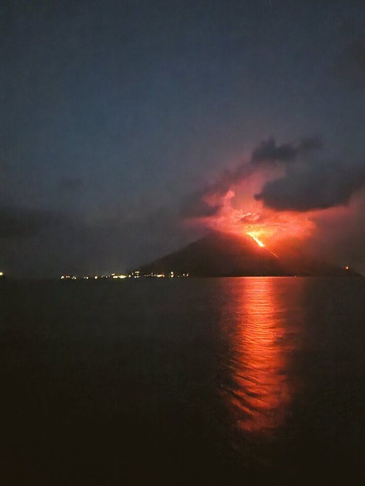 The new lava flow eruption at Sciara del Fuoco early morning on 31 August (image: Geól. Sergio Almazán/x.com)