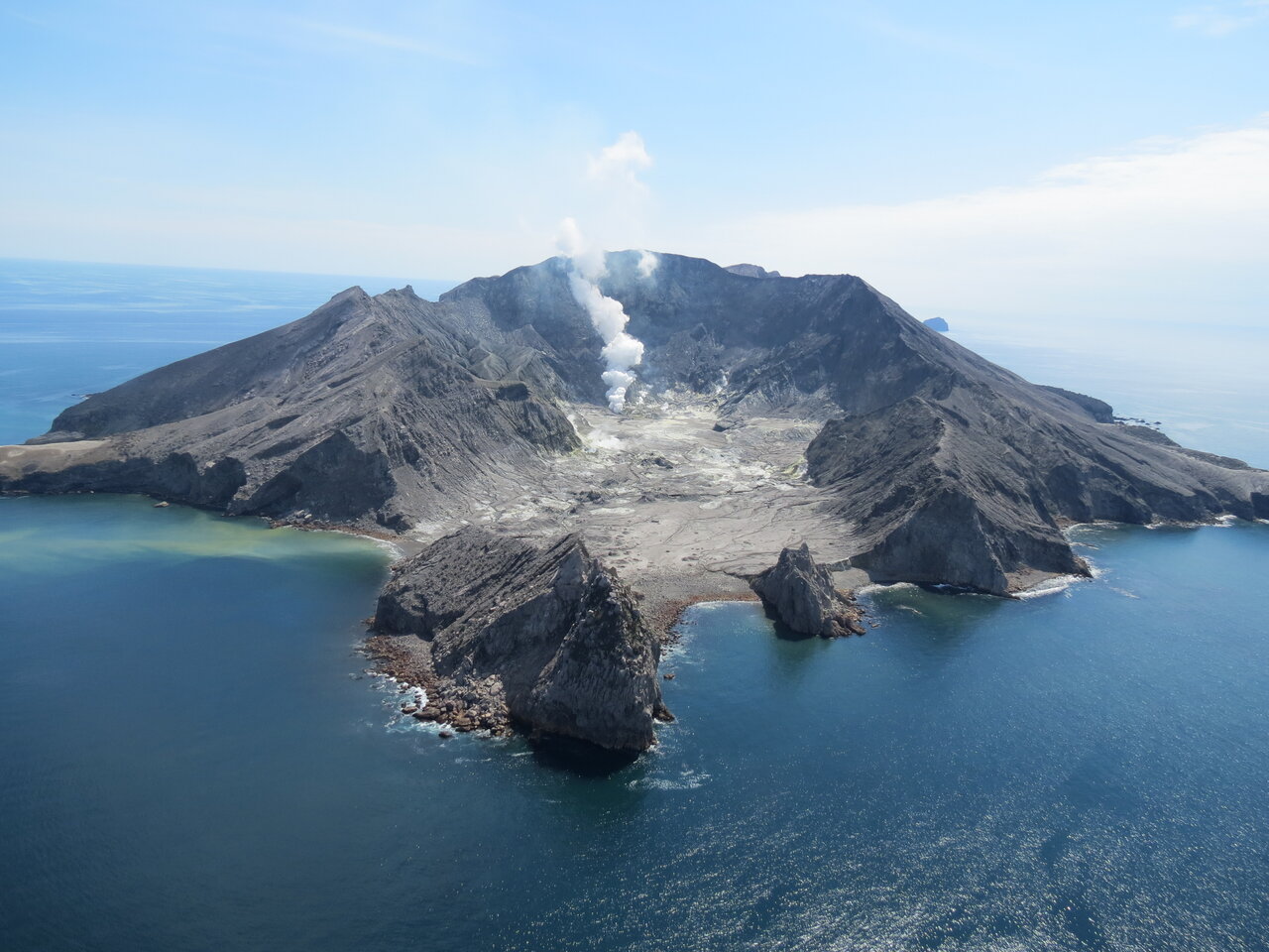 A gas-steam plume from the White Island volcano on 18 October (image: B. Scott/Geonet New Zealand)