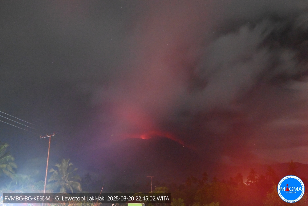 Webcam image shows glowing steam indicating lava flows and/or hot rock falls at Lewotobi Laki Laki volcano (image: Pusat Vulkanologi dan Mitigasi Bencana Geologi)