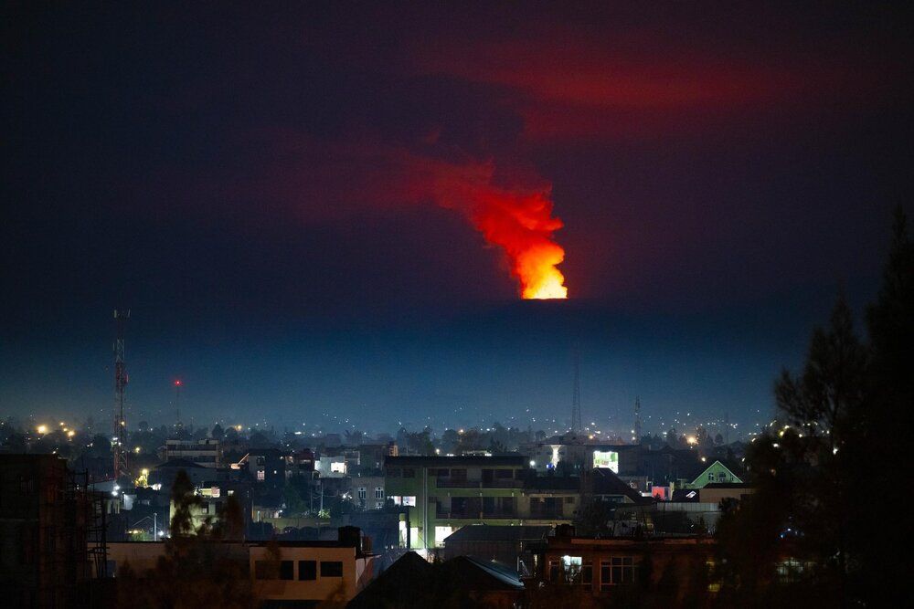 Strong glowing steam from the Nyamuragira 's caldera indicates the active lava lake (image: @kabumba_justin/x.com)