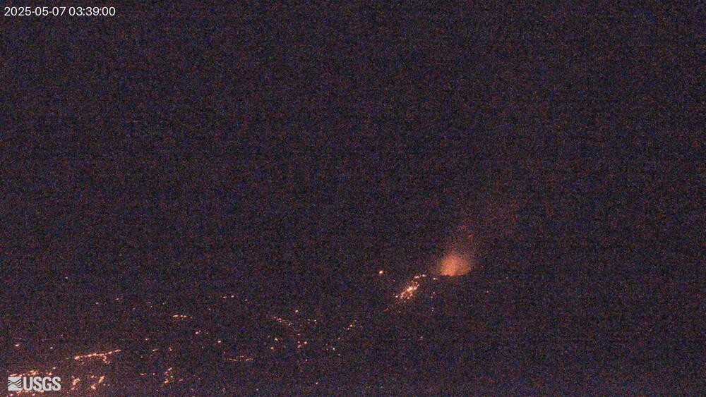 After the end of the lava fountaining episode at Kilauea, the floor of Halema'uma'u crater is still covered with incandescent lava (image: HVO webcams)
