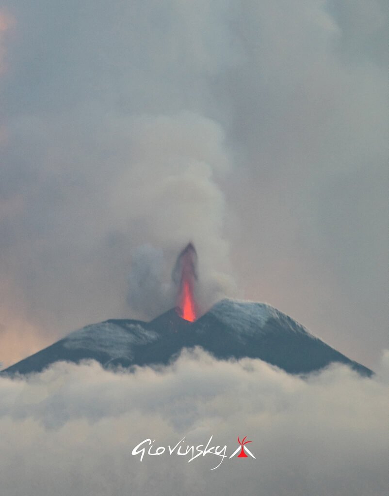 Vigorous strombolian activity at the SE Crater yesterday (image: Climagram/x.com)