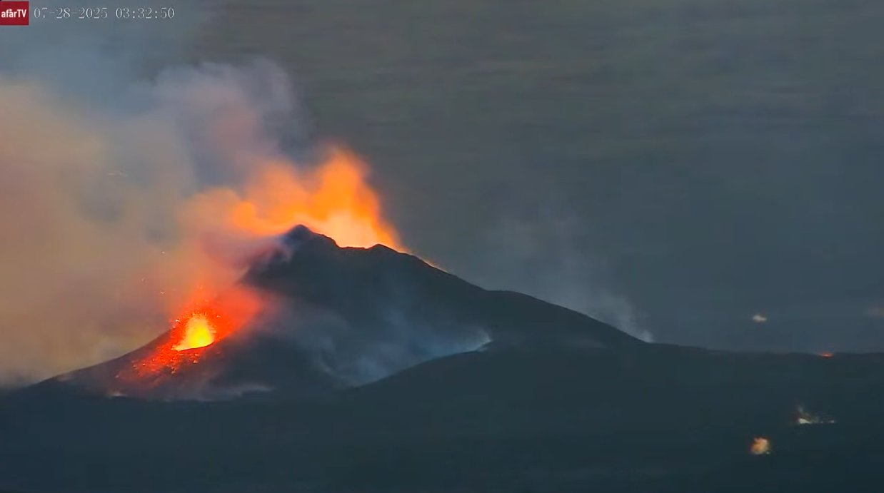 The spatter cone from which the lava emanates toward the east and southeast (image: Artanis/x.com)