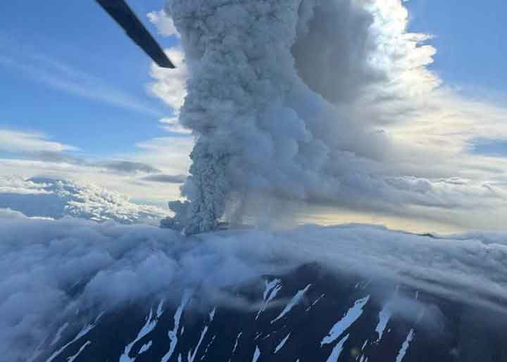 Eruption of Krasheninnikov volcano early on 3 Aug 2025 (image: KVERT / twitter)