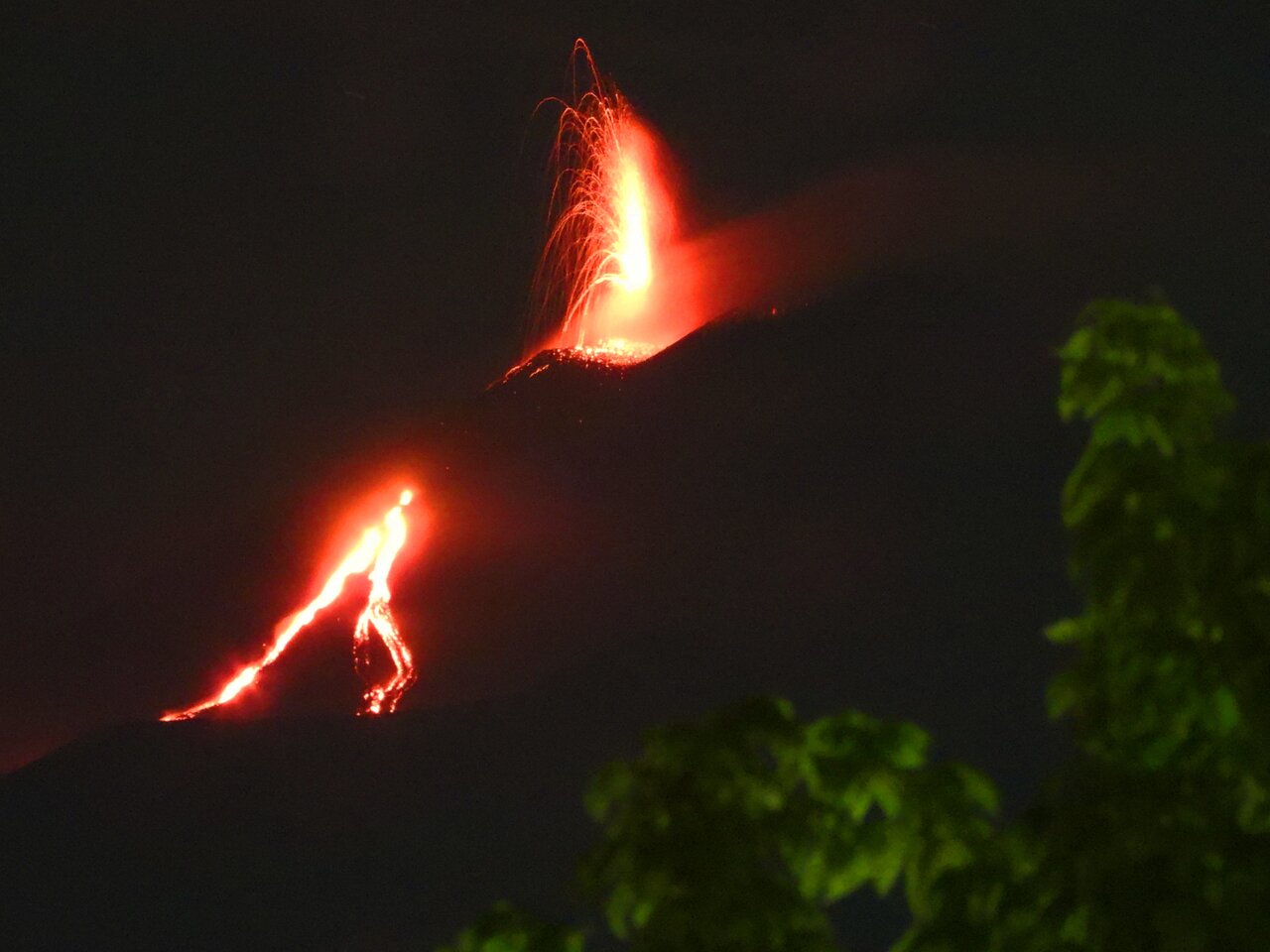 Strombolian explosion and lava flow on the evening of 24 August (image: Boris Behncke)