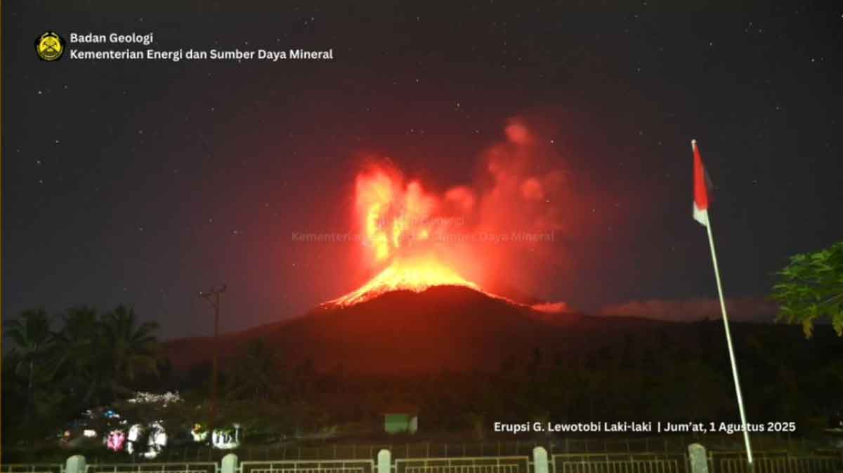 Eruption of Lewotobi yesterday evening (image: Badan Geologi / facebook)