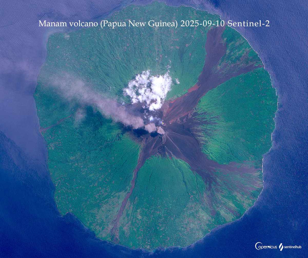 New ash emissions from the southern crater and thermal anomaly in the northern crater at Manam on 10 September (image: Sentinel-2)