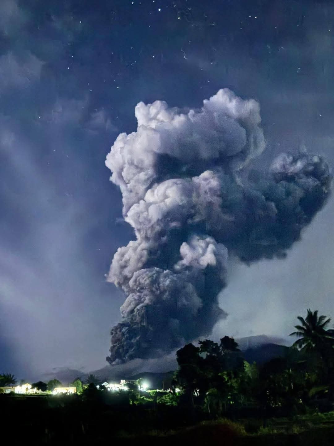 Kanlaon volcano (Philippines): spectacular eruption yesterday