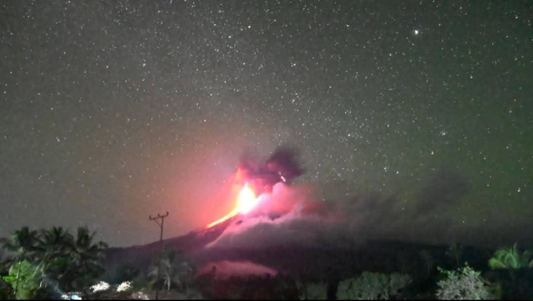 Webcam image shows glowing steam indicating lava flows and/or hot rock falls at Lewotobi Laki Laki volcano (image: Pusat Vulkanologi dan Mitigasi Bencana Geologi)