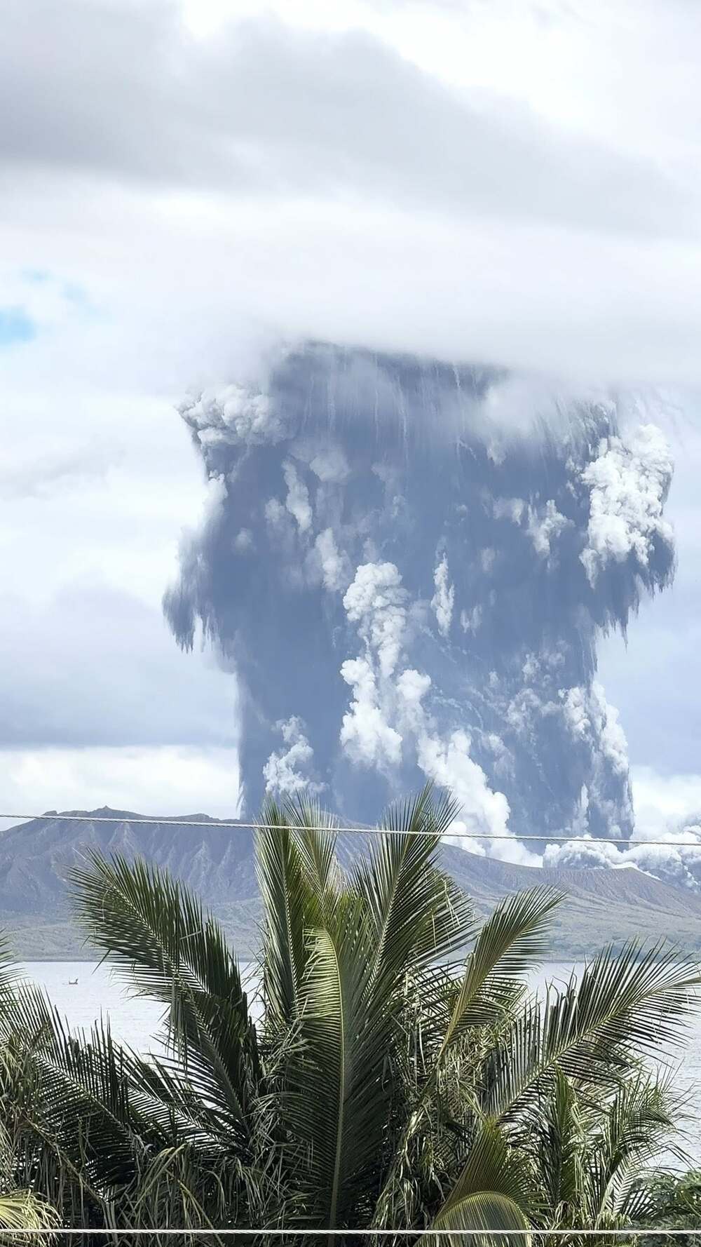 Taal volcano (Luzon Island, Philippines): major phreatomagmatic eruption built up 2,5 km ash column today