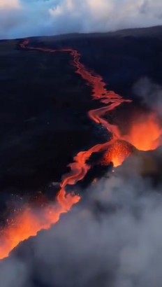 Piton de la Fournaise volcano (La Réunion): impressive videos from eruption