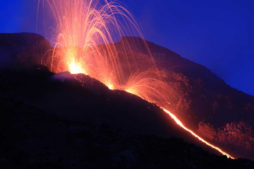 Stromboli volcano (Eolian Islands, Italy): intense activity and lava flow