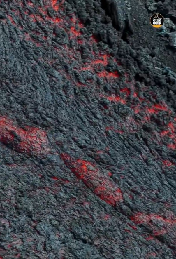 Zoom view on the lava flow from the Voragine crater (image: Etna Walk)