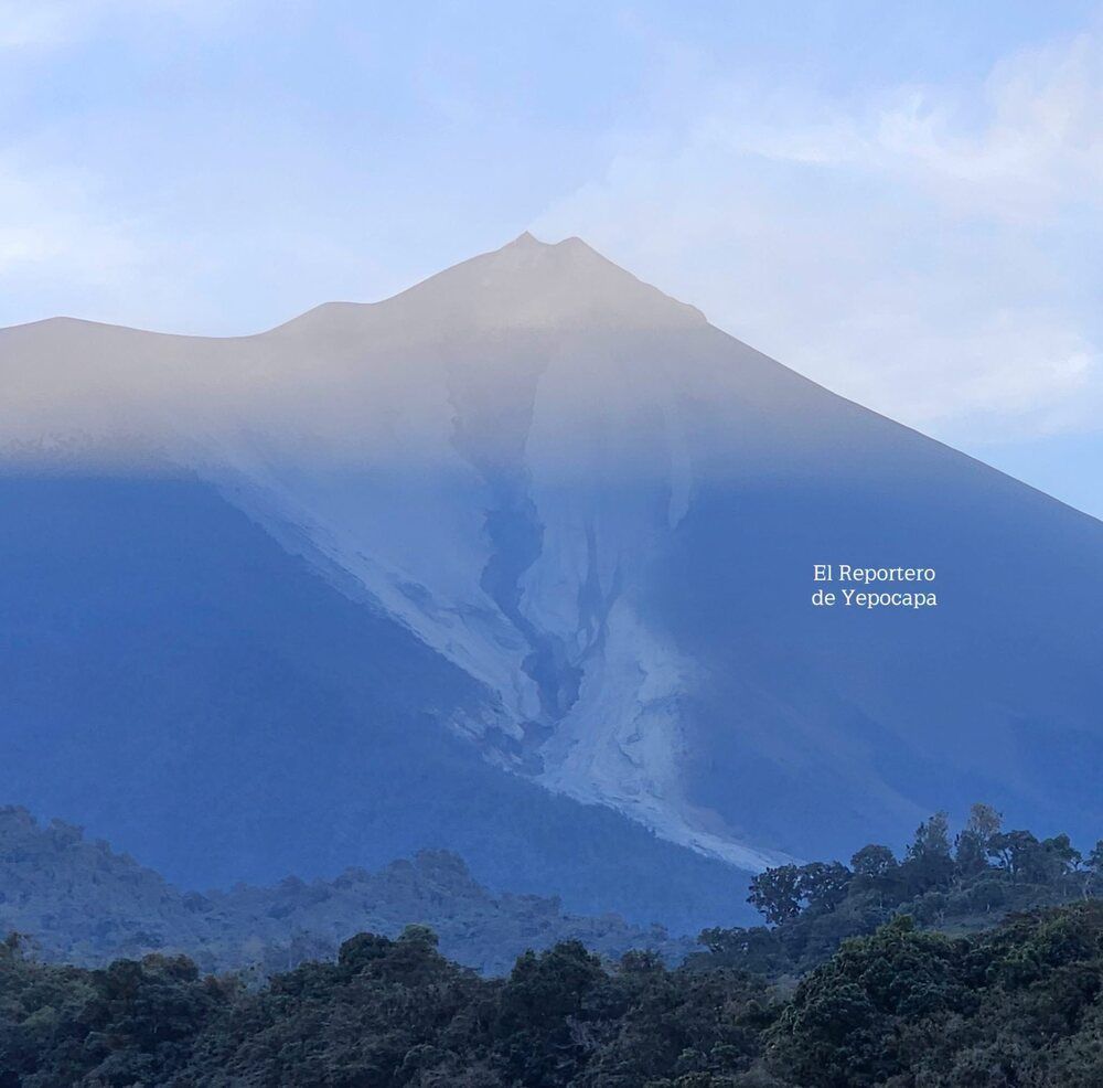 The scar in the chute of Fuego as seen from San Pedro Yepocapa (image: @ClimaenGuate/x.com)