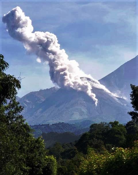 Example of a typical small emission from the lava dome. Credit: Conred