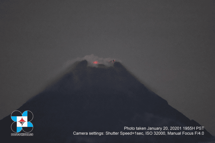 Summit glow at Mayon volcano on 20 January (image: PHIVOLCS)
