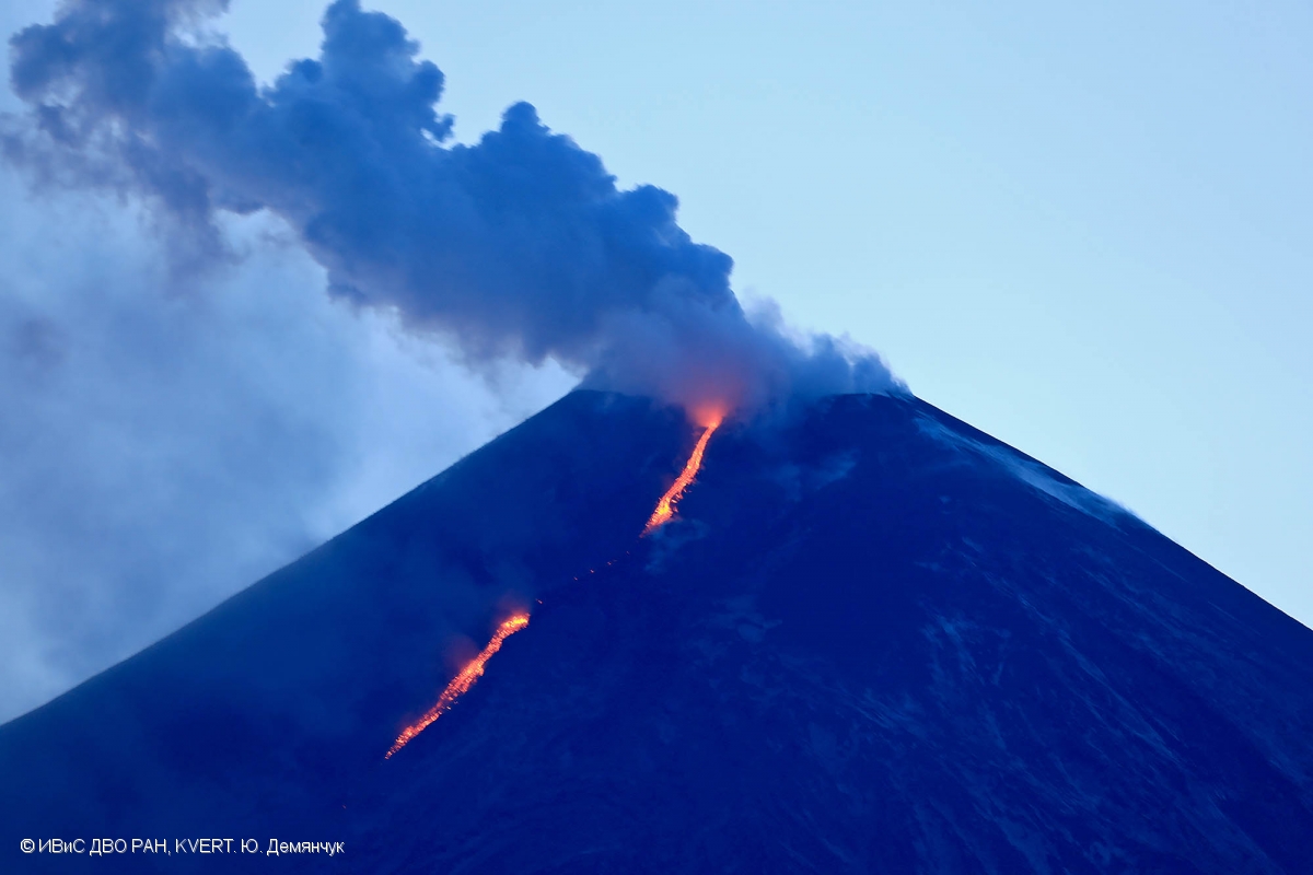 Descending lava flow on SE flank from Klyuchevskoy volcano on 21 April (image: KVERT)