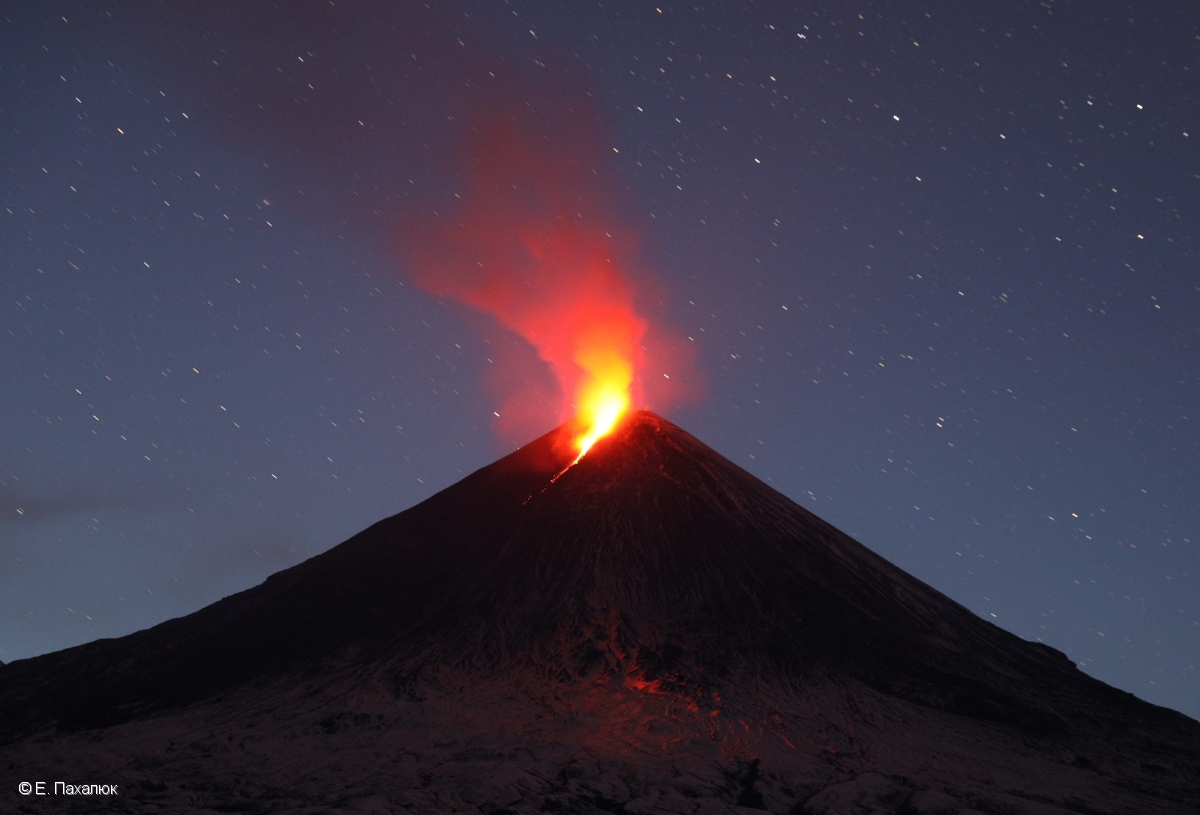 Continuing lava flow and glowing steam from Klyuchevskoy volcano (image: KVERT)