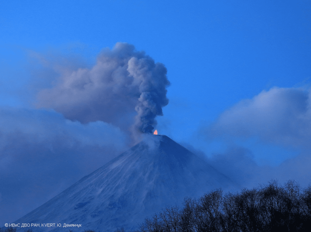 Strong vulcanian explosion at Klyuchevskoy volcano produced a large ash content yesterday (image: KVERT)