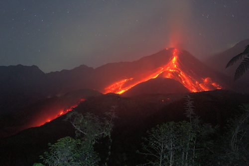 avalanches of ash and incandescent blocks produced by the growth of the volcanic dome of the volcano Santiaguito Caliente - Guatemala in January 2012 (Yashmin Chebli)